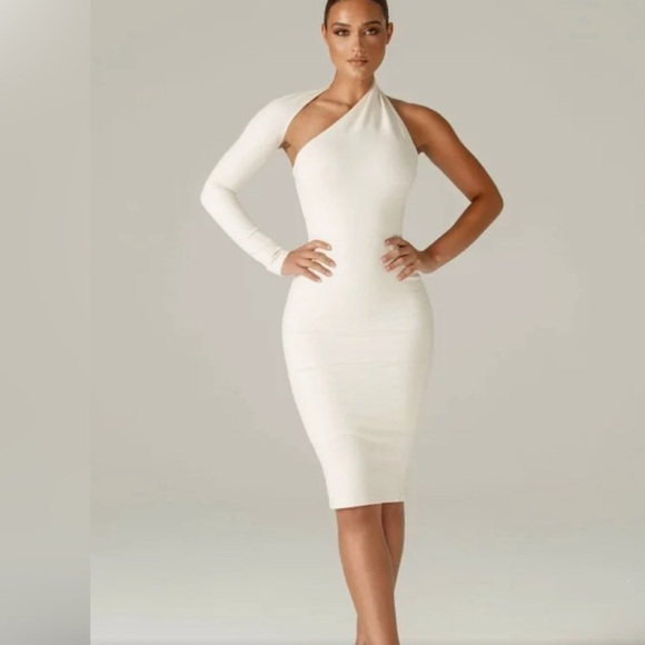 Alieva Dresses & Skirts - White One Shoulder Dress